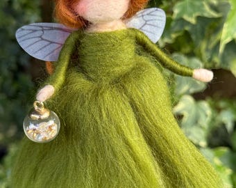 Schutzengel Fee aus Filz mit Glückskugel – Glücksbringer mit Flügeln – Handgemachte Feen Deko zum Aufhängen
