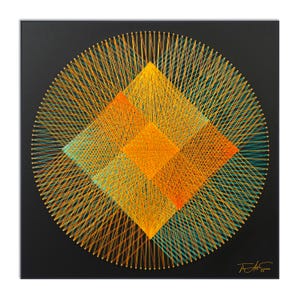 以下が含まれることがあります： 糸を使った抽象的な幾何学模様の芸術作品。作品は、周りを円形に囲まれたダイヤモンドの形をしています。ダイヤモンドはオレンジとターコイズの糸でできており、円はオレンジの糸でできています。背景は黒です。