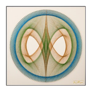 Op de afbeelding: Een cirkelvormig string art-stuk met een blauwe buitenring en een oneindigheidssymbool in het midden. Het oneindigheidssymbool is gemaakt van groene en bruine draad.