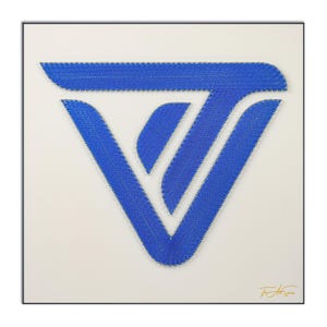 Könnte beinhalten: Eine blaue abstrakte Gestaltung, die mit String Art erstellt wurde. Das Design ist ein stilisierter Buchstabe V mit einem kleineren V im Inneren. Die Kunst ist in einem schwarzen Rahmen gerahmt.