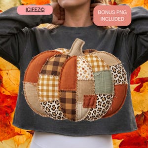 Op de afbeelding: Een donkergrijs sweatshirt met lange mouwen en een grote pompoenafbeelding in het midden, bestaande uit verschillende stoffen patches zoals bruin ruitpatroon, geel gingham, luipaardprint, bloemen en effen oranje, met de tekst ICIFEZ en BONUS PNG INCLUDED.