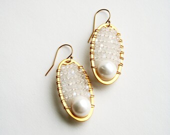 Boucles d’oreilles ovales de perle, boucles d’oreilles nuptiales uniques, boucles d’oreilles modernes de mariage