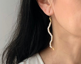 Gebogene Perlenohrringe • Lange Perlenohrringe • Brautperlenschmuck • Moderne Hochzeitsohrringe