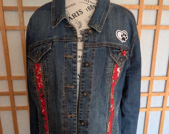 Chaqueta vaquera reciclada con perros y huesos