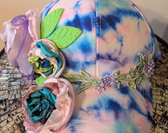 Gorra de béisbol teñida con flores para mujer