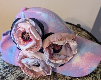 Gorra de béisbol teñida para mujer con flores de seda caseras
