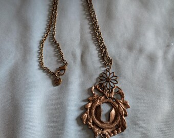 Collar antiguo con ojo de cerradura