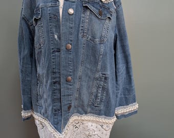 Chaqueta vaquera reciclada con tapetes antiguos