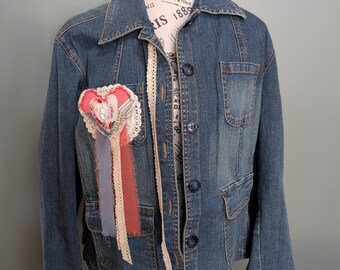 Chaqueta vaquera reciclada de mujer con encaje antiguo y corazones.
