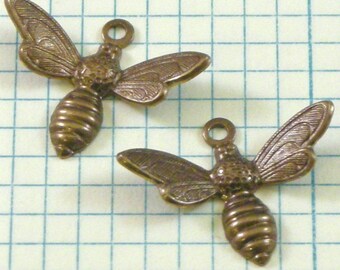 2 VINTAJ Busy Bee Charms - DP120