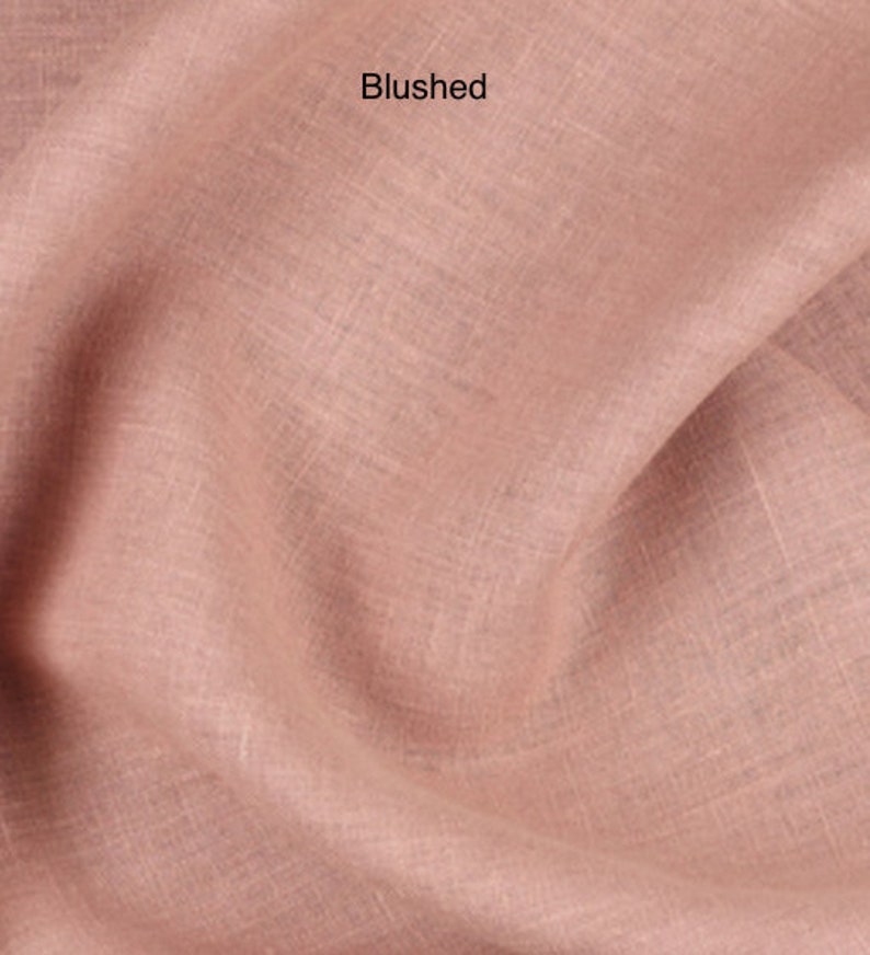 Puede incluir: Primer plano de una tela suave y texturizada de color rosa claro. La tela tiene un brillo sutil y una apariencia ligeramente arrugada. La palabra "Blushed" est&aacute; escrita en blanco en la parte superior de la imagen.