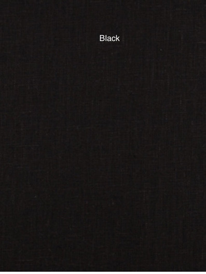 Puede incluir: Una muestra de tela negra s&oacute;lida con la palabra "Black" impresa en blanco.