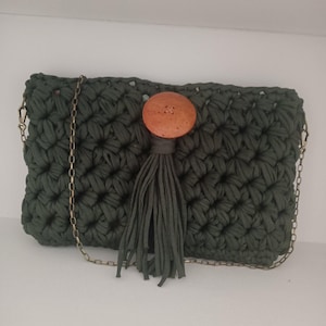 Bolso de hombro tejido a crochet hecho a mano