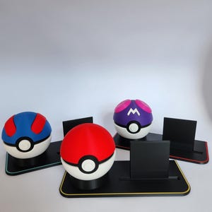 Suporte para cartas de Pokémon impresso em 3D com Pokébola – Exibição personalizada com detalhes coloridos