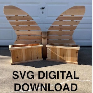 Könnte beinhalten: Zwei hölzerne Schmetterlings-Pflanzgefäße mit natürlicher Holzoberfläche. Die Pflanzgefäße haben rechteckige Kästen zum Bepflanzen und Flügel aus horizontalen Lamellen. Der Text "SVG DIGITAL DOWNLOAD" ist unten in Schwarz dargestellt.