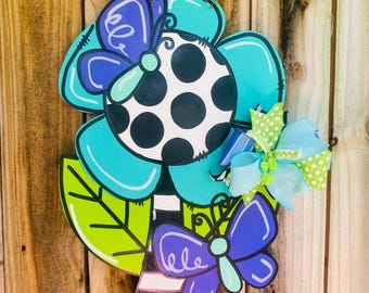 Colgante de puerta con mariposa y flores de verano