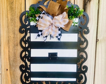 Accroche-porte interchangeable / Base de fixation rayée noire et blanche.