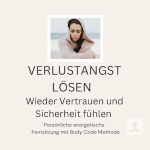Pode incluir: Um gráfico digital apresentando uma fotografia de uma pessoa com um suéter com capuz rosa claro, com o texto: VERLUSTANGST LÖSEN, WIEDER VERTRAUEN UND SICHERHEIT FÜHLEN, PERSÖNLICHE ENERGETISCHE FERNSITZUNG MIT BODY CODE METHODE, e um pequeno logotipo.