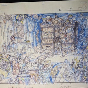 Pode incluir: Um desenho detalhado a l&aacute;pis em preto e branco de uma sala lotada com uma grande figura fantasmag&oacute;rica branca no canto esquerdo. A sala est&aacute; cheia de m&oacute;veis, livros e outros objetos, incluindo uma grande estante de livros ornamentada no centro. O desenho &eacute; feito em um estilo caprichoso, com muitos detalhes e textura.