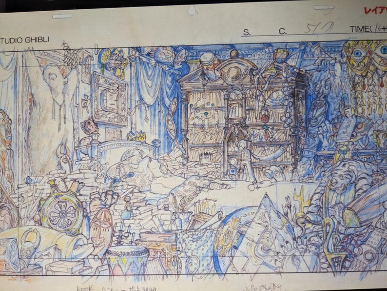 Pode incluir: Um desenho detalhado a l&aacute;pis em preto e branco de uma sala lotada com uma grande figura fantasmag&oacute;rica branca no canto esquerdo. A sala est&aacute; cheia de m&oacute;veis, livros e outros objetos, incluindo uma grande estante de livros ornamentada no centro. O desenho &eacute; feito em um estilo caprichoso, com muitos detalhes e textura.