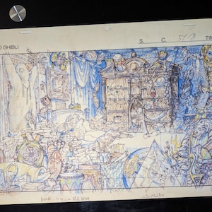 Pode incluir: Um desenho a l&aacute;pis preto e branco de um interior de quarto com uma grande estante de livros detalhada e uma cama no fundo. O desenho &eacute; rotulado como "Studio Ghibli" e inclui o texto "TIME (14+2)".