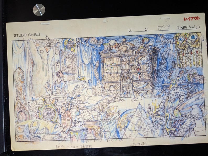 Pode incluir: Um desenho a l&aacute;pis preto e branco de um interior de quarto com uma grande estante de livros detalhada e uma cama no fundo. O desenho &eacute; rotulado como "Studio Ghibli" e inclui o texto "TIME (14+2)".