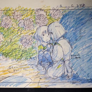 K&ouml;nnte beinhalten: Eine handgezeichnete Illustration von zwei Figuren aus dem Animationsfilm 'Chihiros Reise ins Zauberland' von Studio Ghibli. Die Figuren sind mit Bleistift gezeichnet und in Blau, Gr&uuml;n und Gelb koloriert. Die Figuren sitzen in einem Garten mit Hortensienbl&uuml;ten.