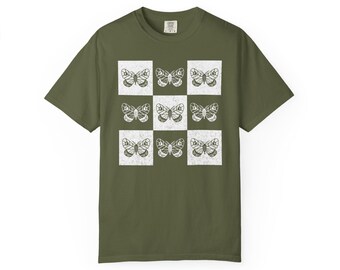Mystic Moth Shirt Comfort Farben 1717 Celestial Checkerboard Graphic Tee Schwarz und Weiß Y2K Witchy Mondphase Ästhetisches POD Top