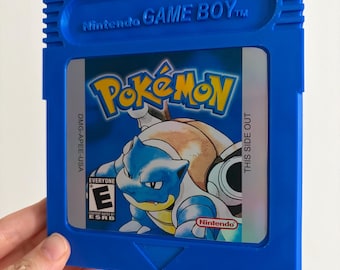 Arte de pared con cartucho gigante de Game Boy de Blastoise Pokémon Azul / Decoración de videojuegos retro / Decoración de pared para sala de juegos / Regalo para gamers