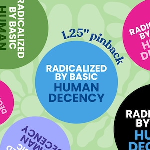 Może przedstawiać: Zestaw okrągłych przypinek o średnicy 3,18 cm z białym napisem "RADYKALIZOWANY PRZEZ PODSTAWOWĄ LUDZKĄ PRZYZWOITOŚĆ" na kolorowych kołach: niebieskim, zielonym, różowym, fioletowym i czarnym.