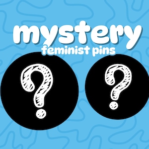 Op de afbeelding: Twee zwarte cirkels met witte vraagtekens, tegen een lichtblauwe achtergrond met een golvend patroon. De tekst "mystery feminist pins" wordt hierboven weergegeven in een witte, bubbelachtige letter.