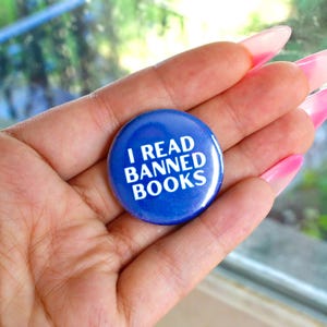 przeczytałem zakazane książki 1,25-calowy przycisk pinback | literackie aktywizmy piny | pieprzyć trump