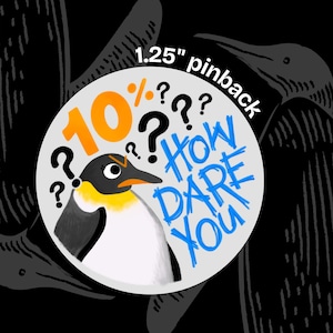 Könnte beinhalten: Ein 3,18 cm großer Ansteckbutton mit einem Cartoon-Pinguin und dem Text "10%?? HOW DARE YOU" in Blau und Orange.