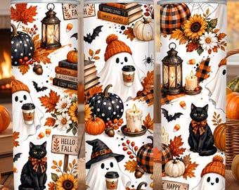 Puede incluir: Un vaso cilíndrico con fondo blanco y un patrón otoñal de fantasmas con gorros naranjas, gatos negros con lazos de cuadros, calabazas, linternas, libros, girasoles y el texto Hello Fall y Happy Halloween impreso en el diseño.