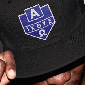 Christliche Snapback-Mütze mit Alpha Omega ICHHYS Schild gesticktes Design - Blue Faith Cap | Bibelgläugige und Jesus Anhänger Geschenk
