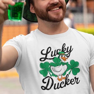 Lucky Ducker | Shirt St. Patrick's Day eend | Grappig T-shirt met klaver | Irish Luck Duck-ontwerp | Groen overhemd met vlinderstrik met hoge hoed | Lucky Shamrock