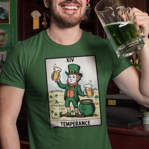 Chemise de carte de tarot de la Saint-Patrick - Design vintage de tempérance de lutin avec bière, pot d'or, trèfles, porte-bonheur, ambiance mystique rétro