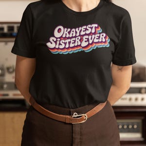 Camiseta ou moletom retrô Okayest Sister Ever, presente engraçado para reunião de família para irmãs, com letras em negrito do arco-íris dos anos 70, estilo tipográfico vintage