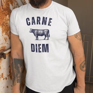 Chemise vintage de carte des viandes CARNE DIEM - T-shirt barbecue amusant pour les amateurs de grillades, les mangeurs de viande et les carnivores qui vivent pour saisir le moment