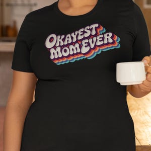 Camiseta ou moletom retrô "Okayest Mom Ever" - Presente engraçado de Dia das Mães para mães descoladas no estilo ousado dos anos 70 com design de letras de arco-íris vintage