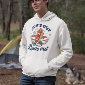 Sun's Out Buns Out Hot Dog Hoodie – Funny Patriotic 4th of July Pullover with Retro BBQ Cartoon and Vintage Distressed USA Style