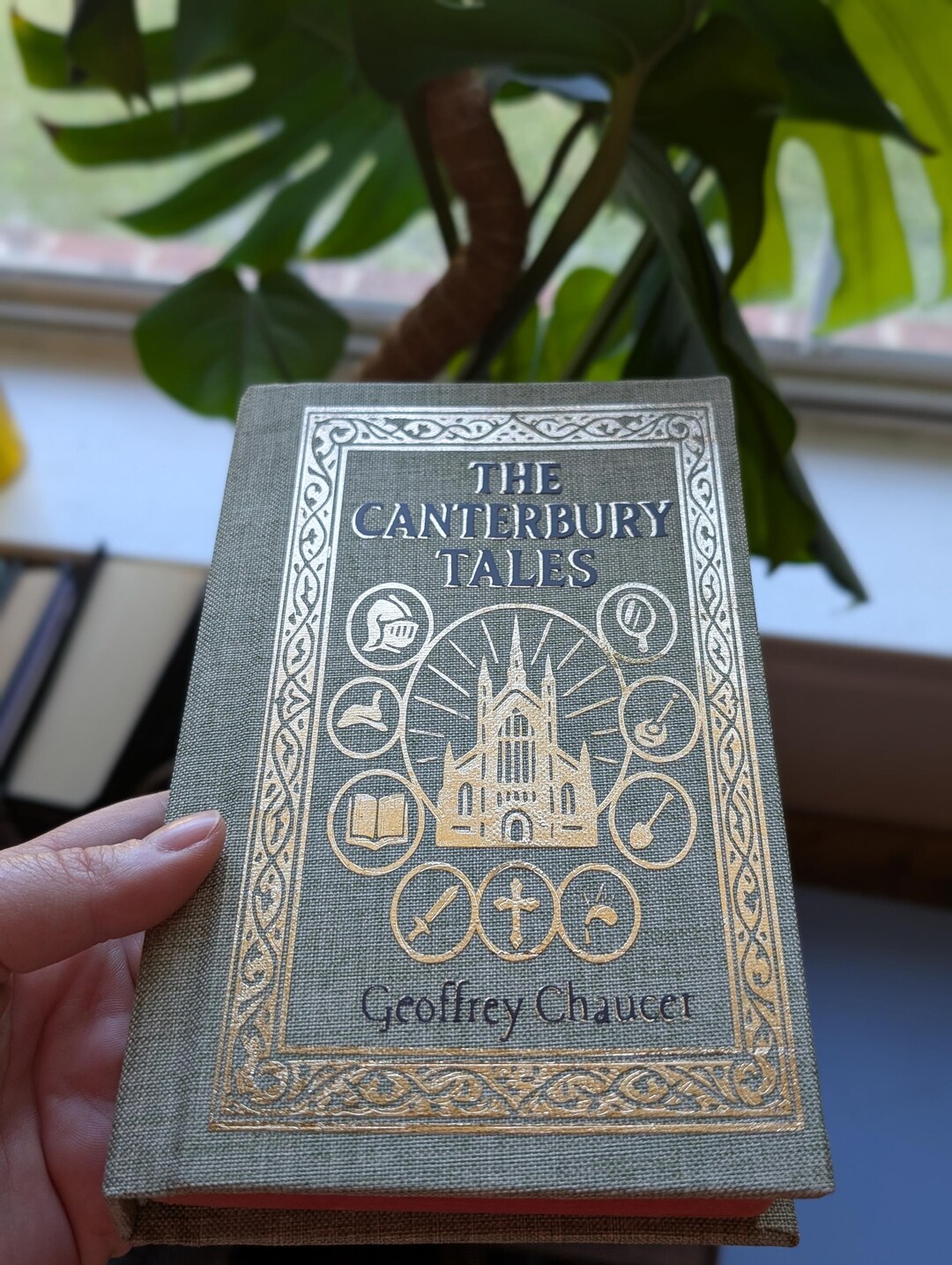 ジェフリー・チョーサーの『カンタベリー物語』が、特注の手作りハード