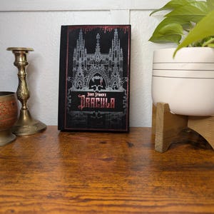 Dracula de Bram Stoker, roman d'horreur classique transformé en livre cartonné personnalisé fait main