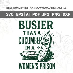 Könnte beinhalten: Eine digitale Datei mit dem Text "BUSIER THAN A CUCUMBER IN A WOMEN'S PRISON" in Dunkelgrün. Das Bild zeigt eine lächelnde Cartoon-Gurke und eine zweite Gurke. Die Dateiformate sind SVG, EPS, AI, PDF, JPG, PNG und DXF.