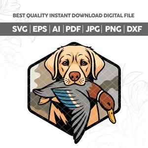 Op de afbeelding: Een digitale illustratie van een gele Labrador Retriever die een eend in zijn bek houdt, geplaatst in een zeshoekige lijst. De eend heeft bruine, blauwe en grijze veren. De tekst "BEST QUALITY INSTANT DOWNLOAD DIGITAL FILE" staat bovenaan.