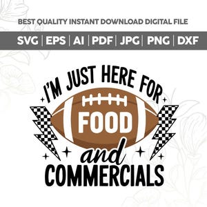 Può includere: Un file digitale con il testo "I'M JUST HERE FOR FOOD and COMMERCIALS" in nero, con una grafica di football americano marrone. I formati di file sono SVG, EPS, AI, PDF, JPG, PNG, DXF.