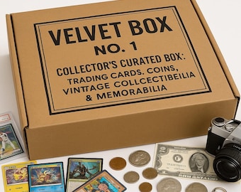 Puede incluir: Una caja de cartón marrón con el texto "VELVET BOX NO. 1" y "COLLECTOR'S CURATED BOX: TRADING CARDS. COINS, VINTAGE COLLECTIBILIA & MEMORABILIA". La caja está rodeada de cromos, monedas, un billete, una cámara y un anillo.