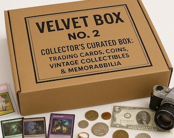 Puede incluir: Una caja de cartón marrón con la inscripción "VELVET BOX NO. 2" y "COLLECTOR'S CURATED BOX: TRADING CARDS, COINS, VINTAGE COLLECTIBLES & MEMORABILIA." Alrededor de la caja hay cartas coleccionables, monedas, un billete de dólar, un anillo y una cámara.