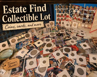 Puede incluir: Una colección de monedas y tarjetas deportivas con un letrero de Estate Find Collectible Lot, una lupa con una etiqueta de Treasure Awaits y un tablero con diseño de bandera estadounidense y varias monedas.