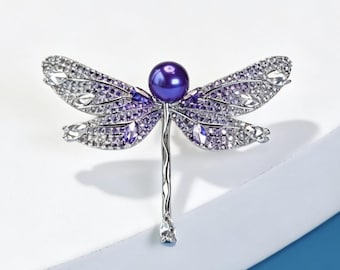 Broche de libélula con perlas Edison de agua dulce moradas / Detalles de cristal brillante morado / Bañado en oro de 18 quilates / Regalo para ella / Joyería de insectos